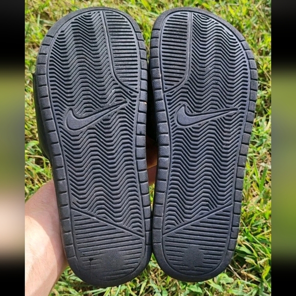 Nike Men's Black Slide Sandals Size: 7 - Picture 4 of 5